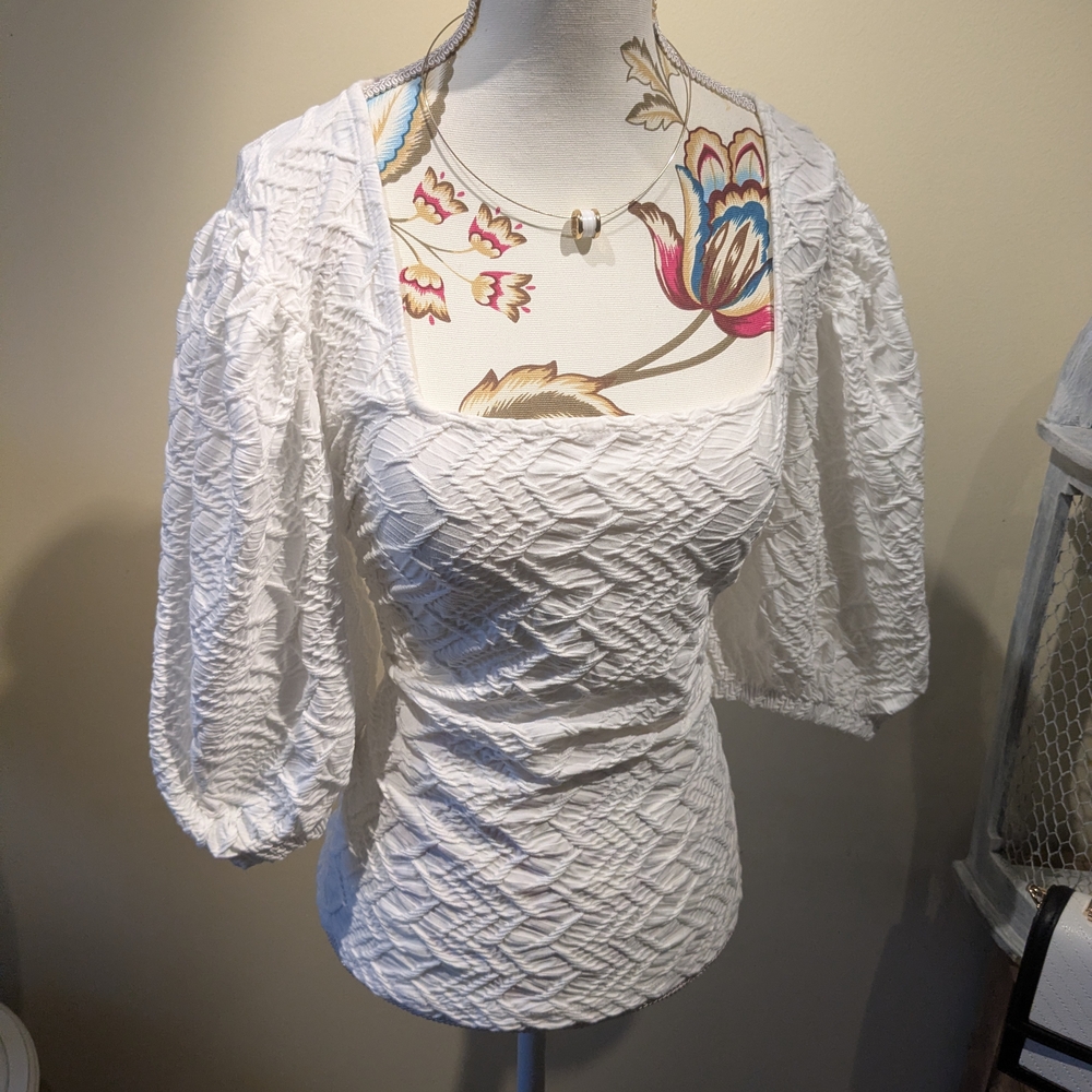 Suzy Shier White Crinkle Blouse